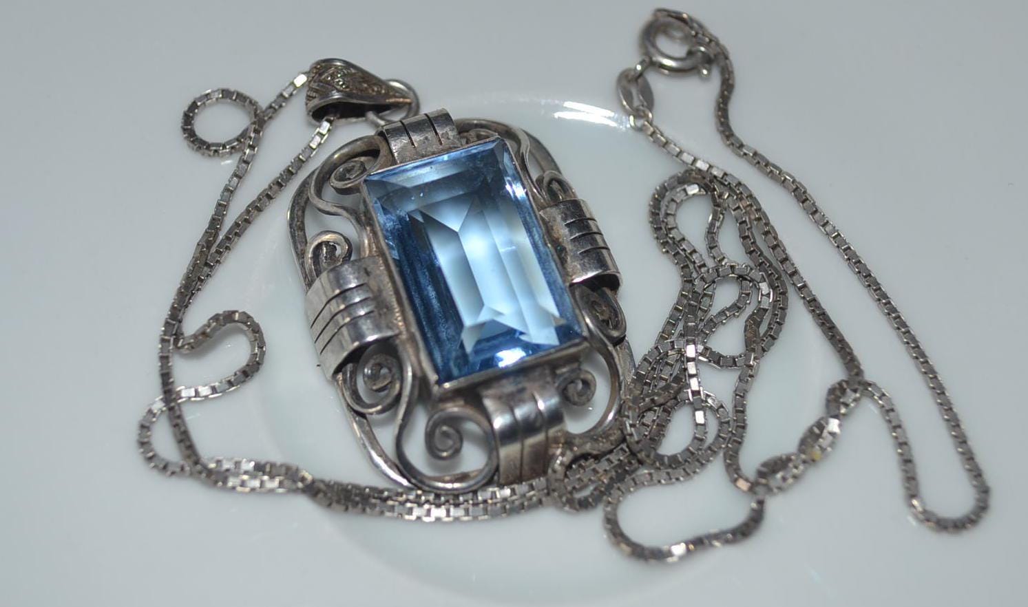 Antiker Anhänger Aus Silber 835 Blauer Stein Und Kette Antiker Anhänger Aus Silber 835 Blauer Stein Und Kette von LieblingsdingeKunst