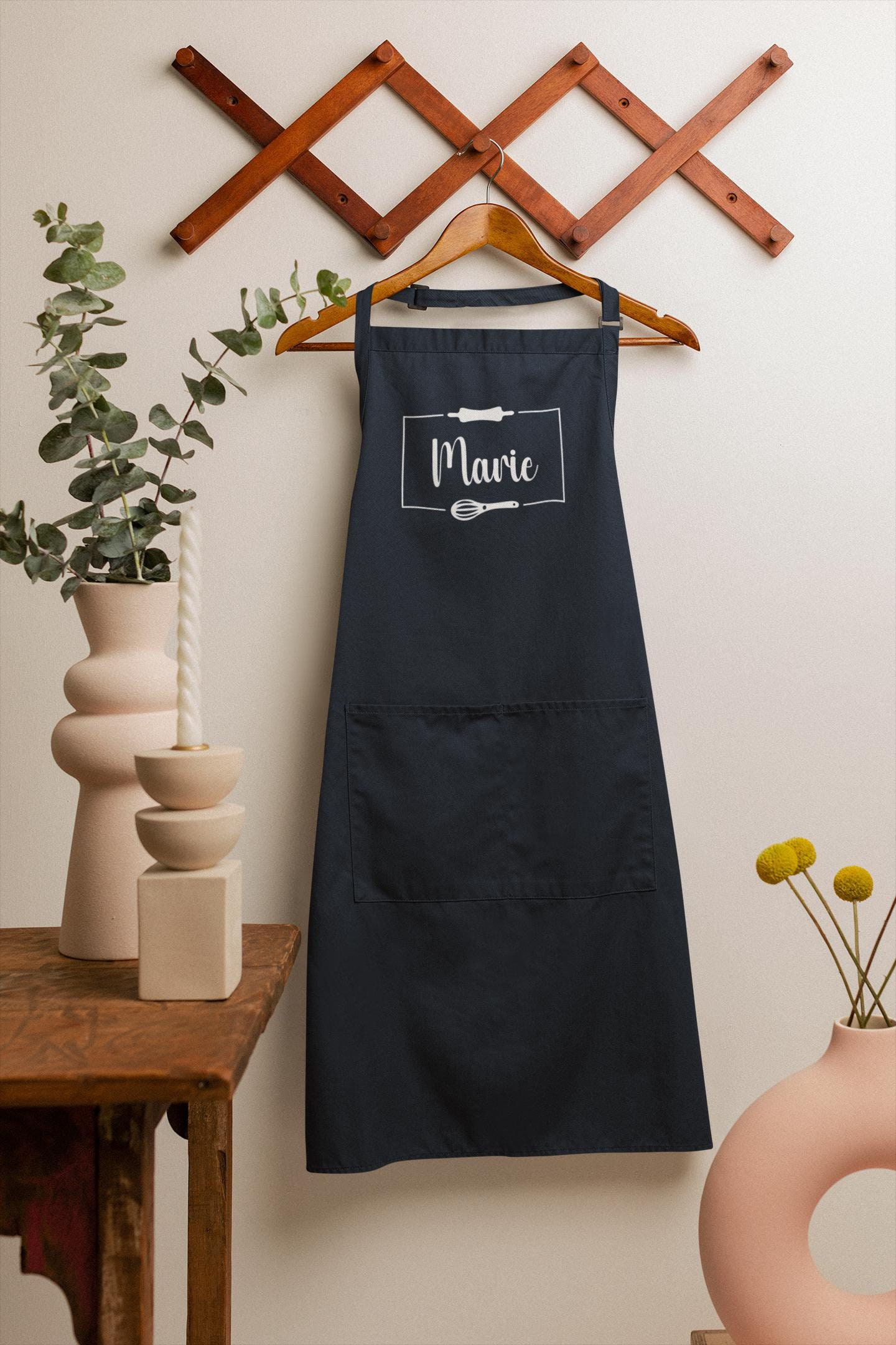 Personalisierte Schürze Mit Namen - 7 Farben Motiv Schneebesen & Nudelholz Rahmen Geschenk Für Küche, Bäcker, Köchin, Geschenkidee von Lieblingsobjekt