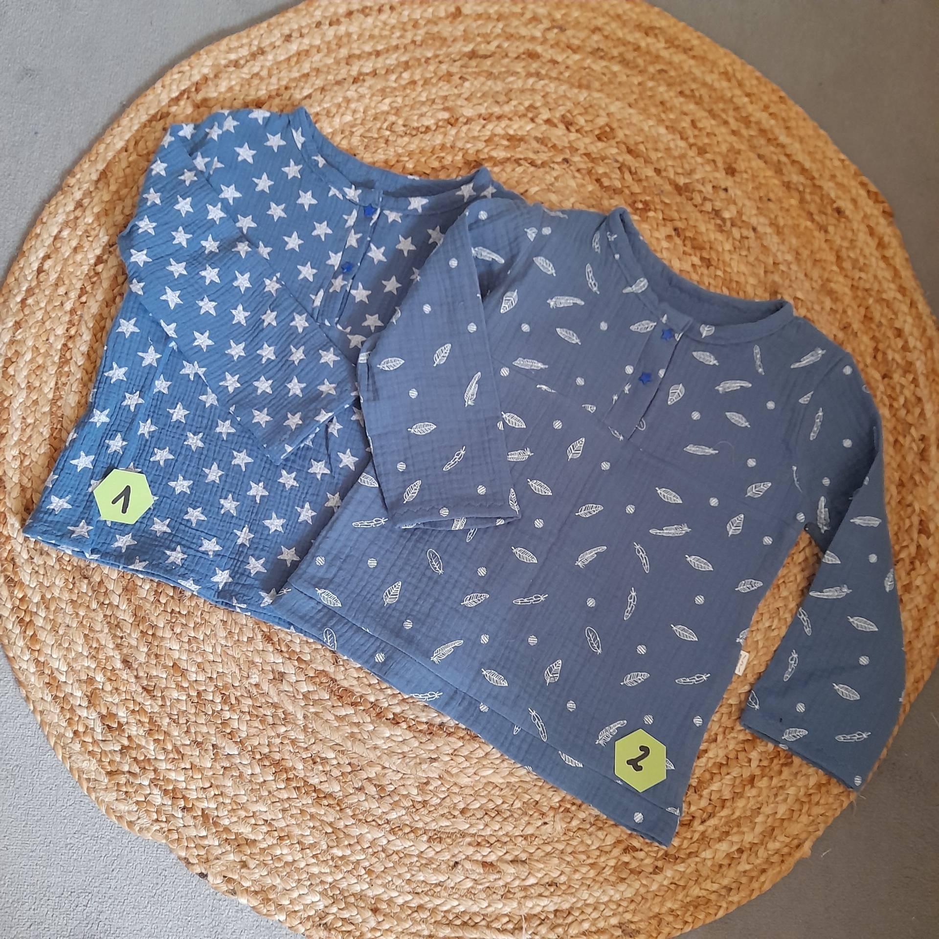 Musselinshirts Gr. 104 , Blau Mit Sternen Und Federn Aus Biobaumwolle von Lieblingsshop4You
