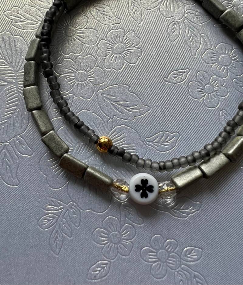 Armbänder "S Basst Immer/Hellgrau Schimmer Glanz Grau Schwarz Kleeblatt Perlen von Lieblingsstueckla
