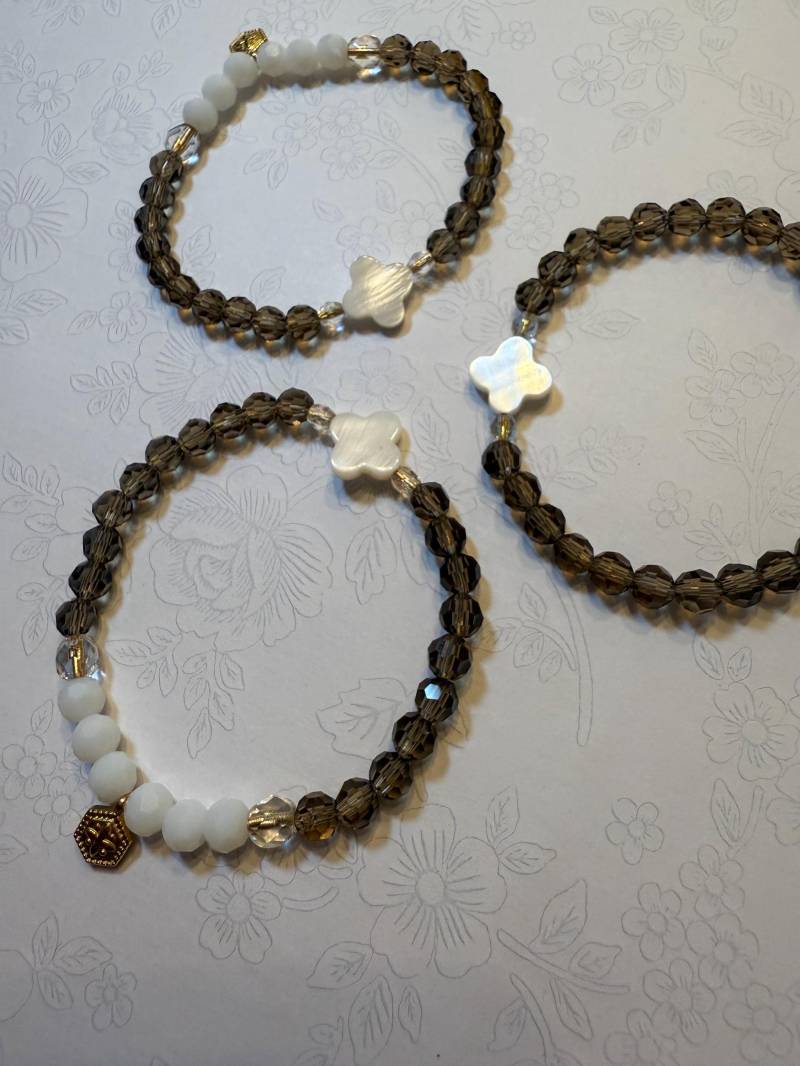 Armband Kleeblättle/Kleeblatt Braun Glanz Perlmutt Perlenarmband Weiß /Goldanhänger von Lieblingsstueckla