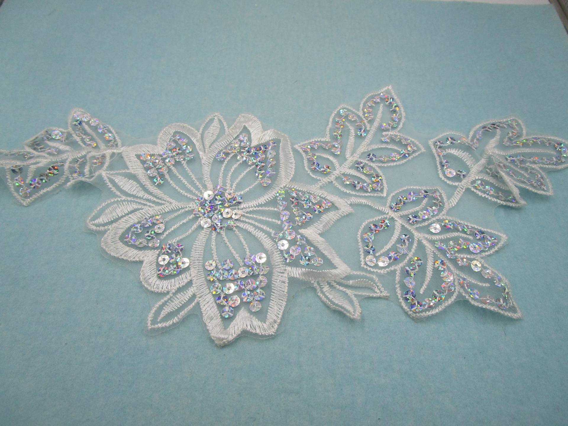 Große Applikation Zum Aufnähen in Blütenform Netzspitze Mit Stickerei Weiß Und Pailletten Silber Irisierend 4-3-25 von LiebstesonneDE