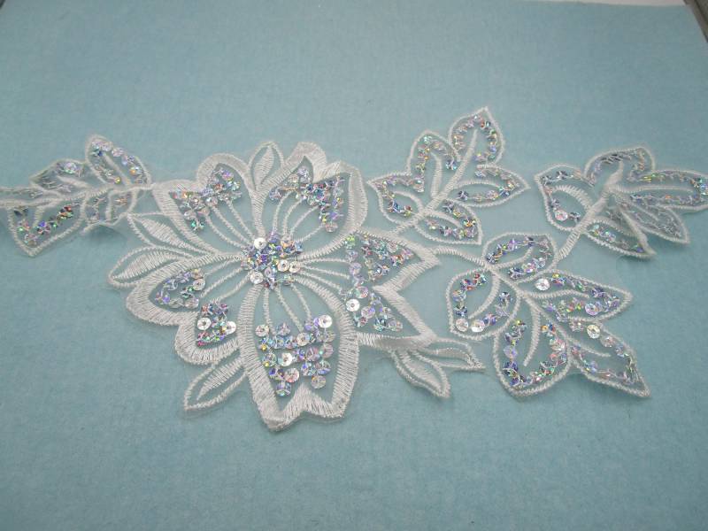 Große Applikation Zum Aufnähen in Blütenform Netzspitze Mit Stickerei Weiß Und Pailletten Silber Irisierend 4-3-25 von LiebstesonneDE