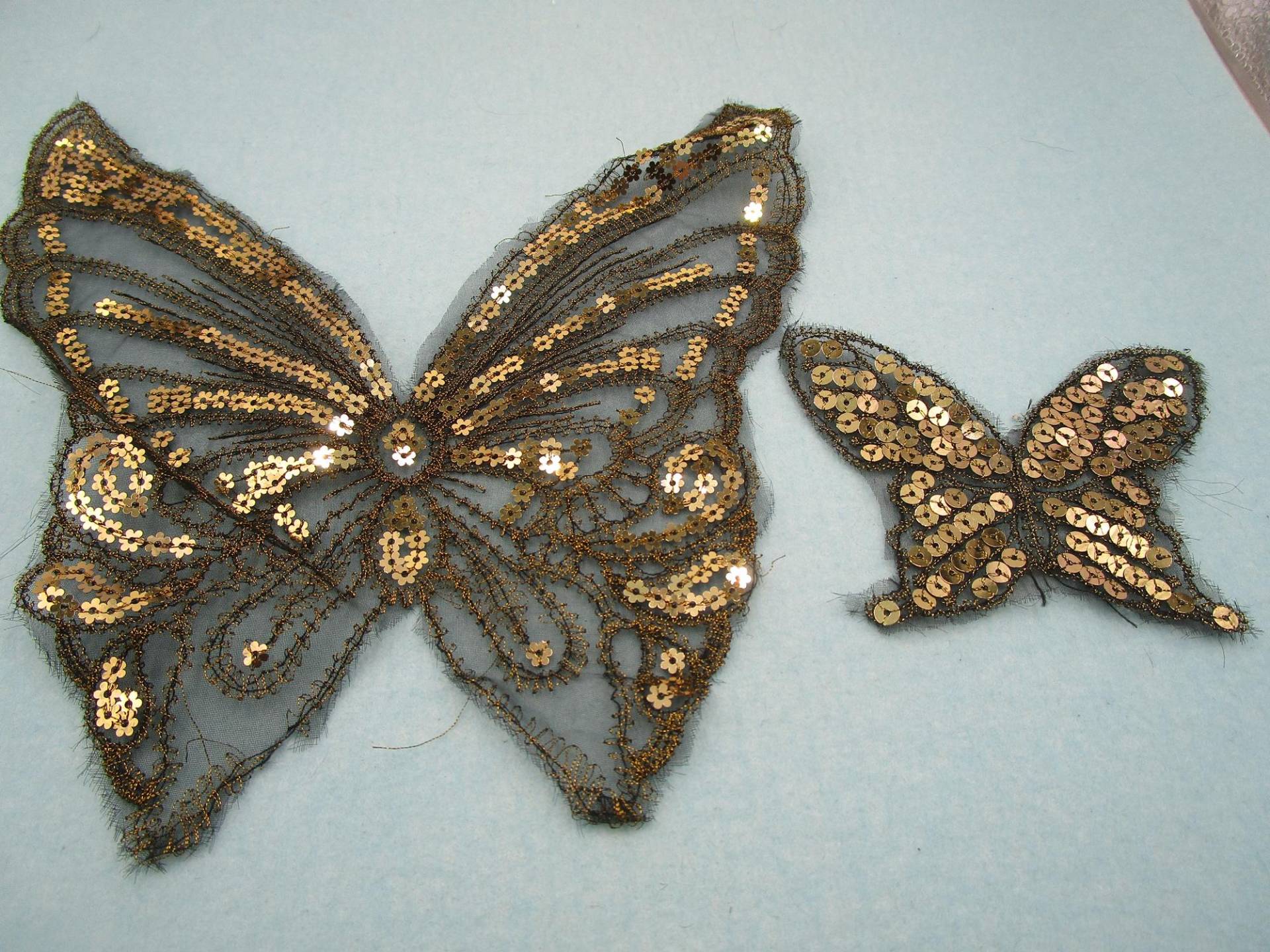 Große Und Kleine Applikationen "Schmetterling" Zum Aufnähen Netzspitze Schwarz Mit Verzierung Schwarz/Gold +Pailletten Gold Ii. Wahl 6-3-25 von LiebstesonneDE