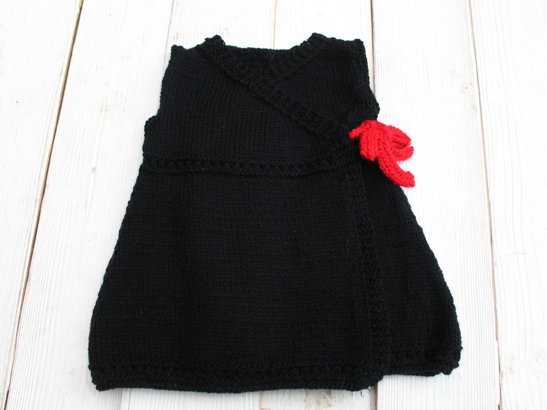 Chasuble Kimonokleid Aus Roter Und Schwarzer Wolle Für Baby, Handgestrickt, Geschlossen Durch Einen Rockabilly-style-Link Chasuble Kimonokleid Aus Roter Und Schwarzer Wolle Für Baby, Handgestrickt, Geschlossen Durch Einen Rockabilly-style-Link von LierreEtChaudron