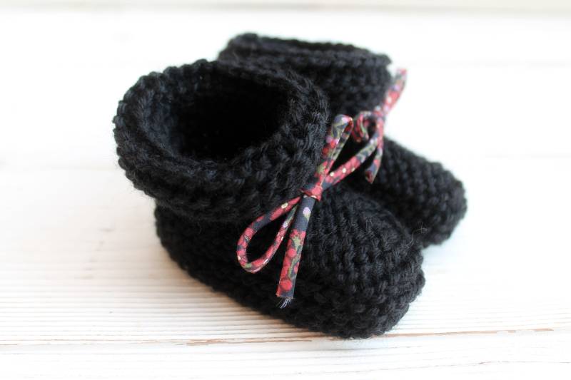 Kleine Hausschuhe Geburtsgröße Gestrickte Hand in Wolle Schwarz Farbe Mit Knoten Liberty von LierreEtChaudron