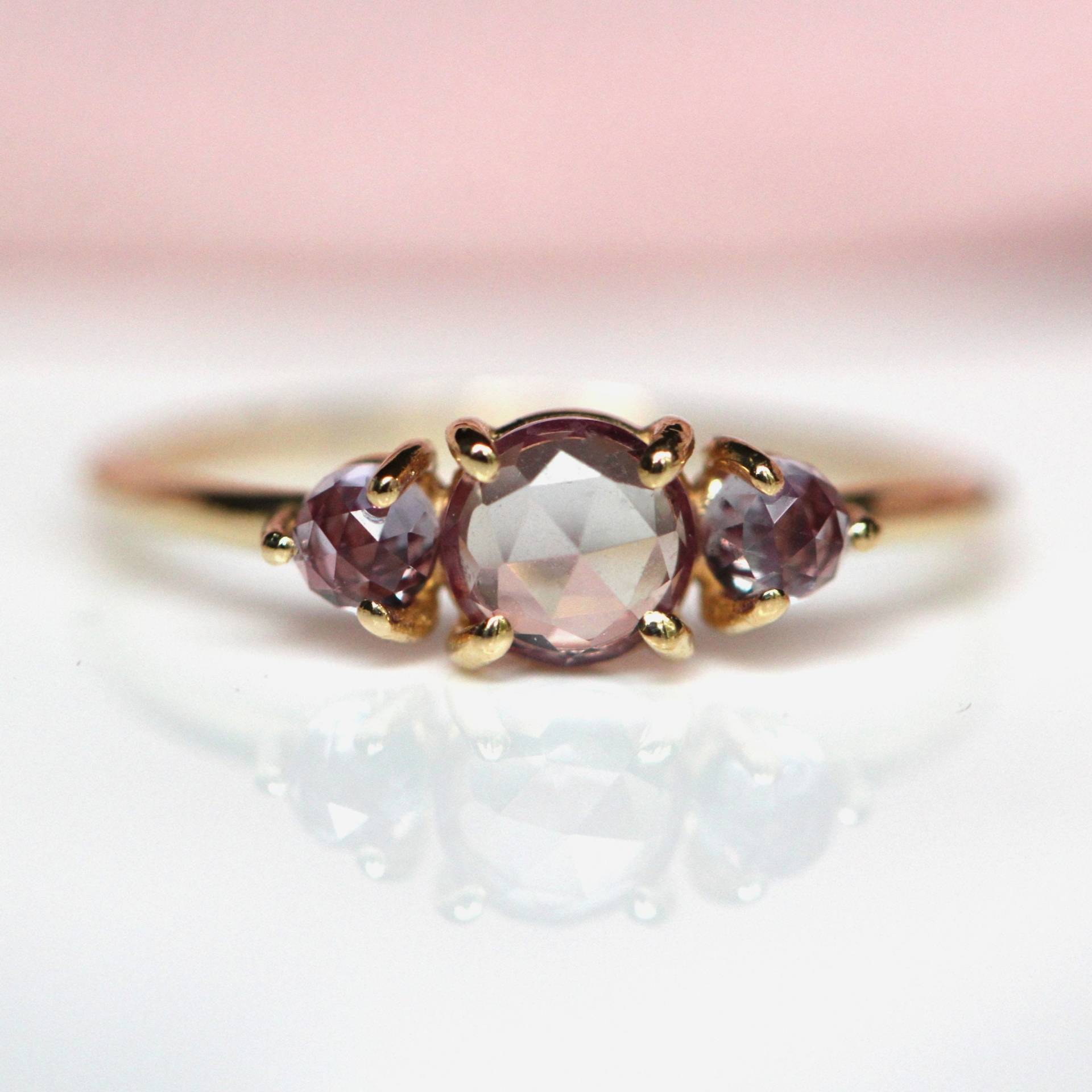 14K Alexandrit Ring, Ring Mit Drei Steinen, Cabochon, Farbwechselstein, Lab Made, 10K, Juni Birthstone, Lila Grün, Rosenschliff 14K Alexandrit Ring, Ring Mit Drei Steinen, Cabochon, Farbwechselstein, Lab Made, 10K, Juni Birthstone, Lila Grün, Rosenschliff von LieselLove