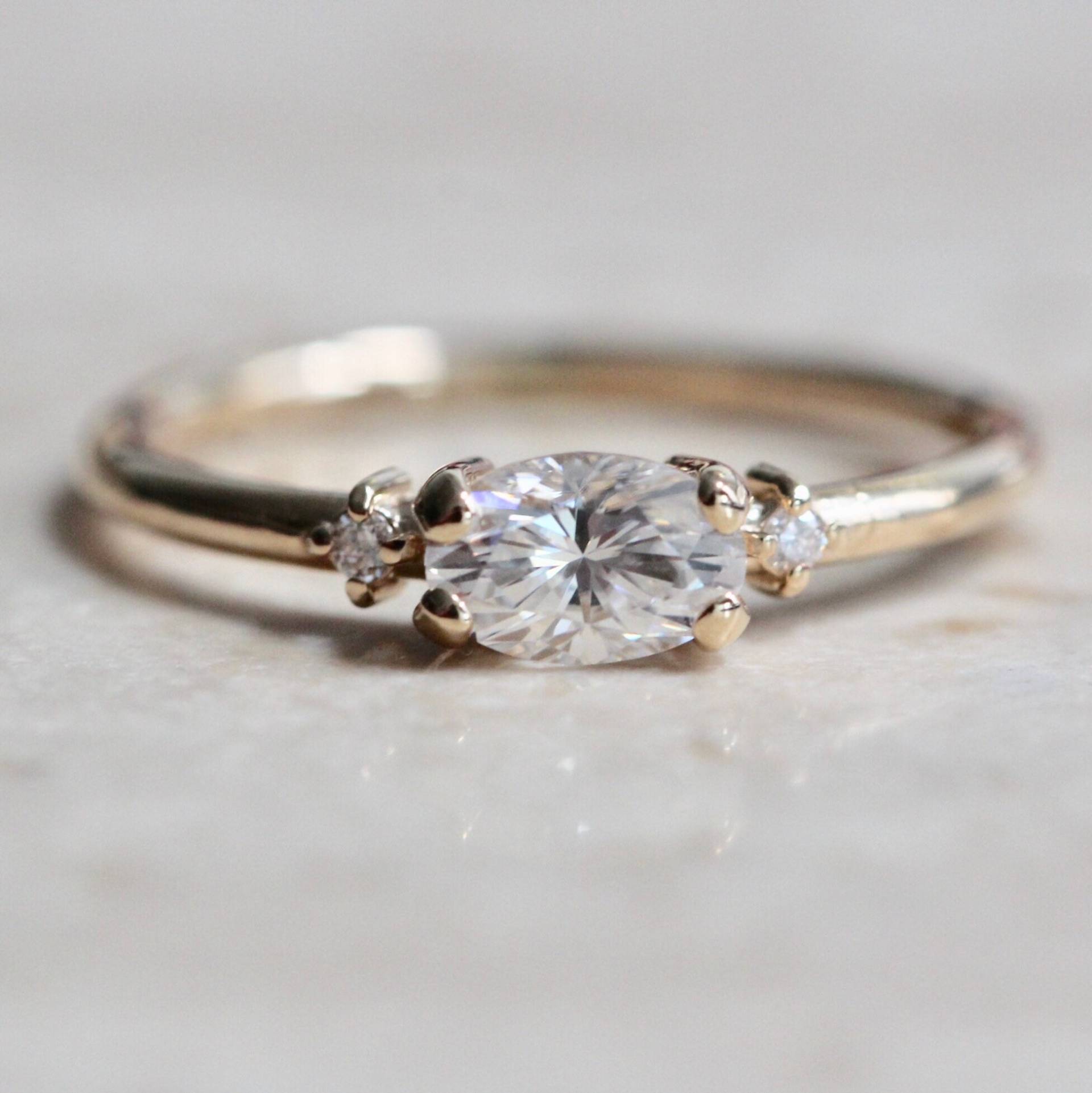 14K Gold Moissanite Diamantring, Verlobungsring, Forever One Moissanite, Ovaler Steinring, Drei-Stein-Ring, Stapelring 14K Gold Moissanite Diamantring, Verlobungsring, Forever One Moissanite, Ovaler Steinring, Drei-Stein-Ring, Stapelring von LieselLove