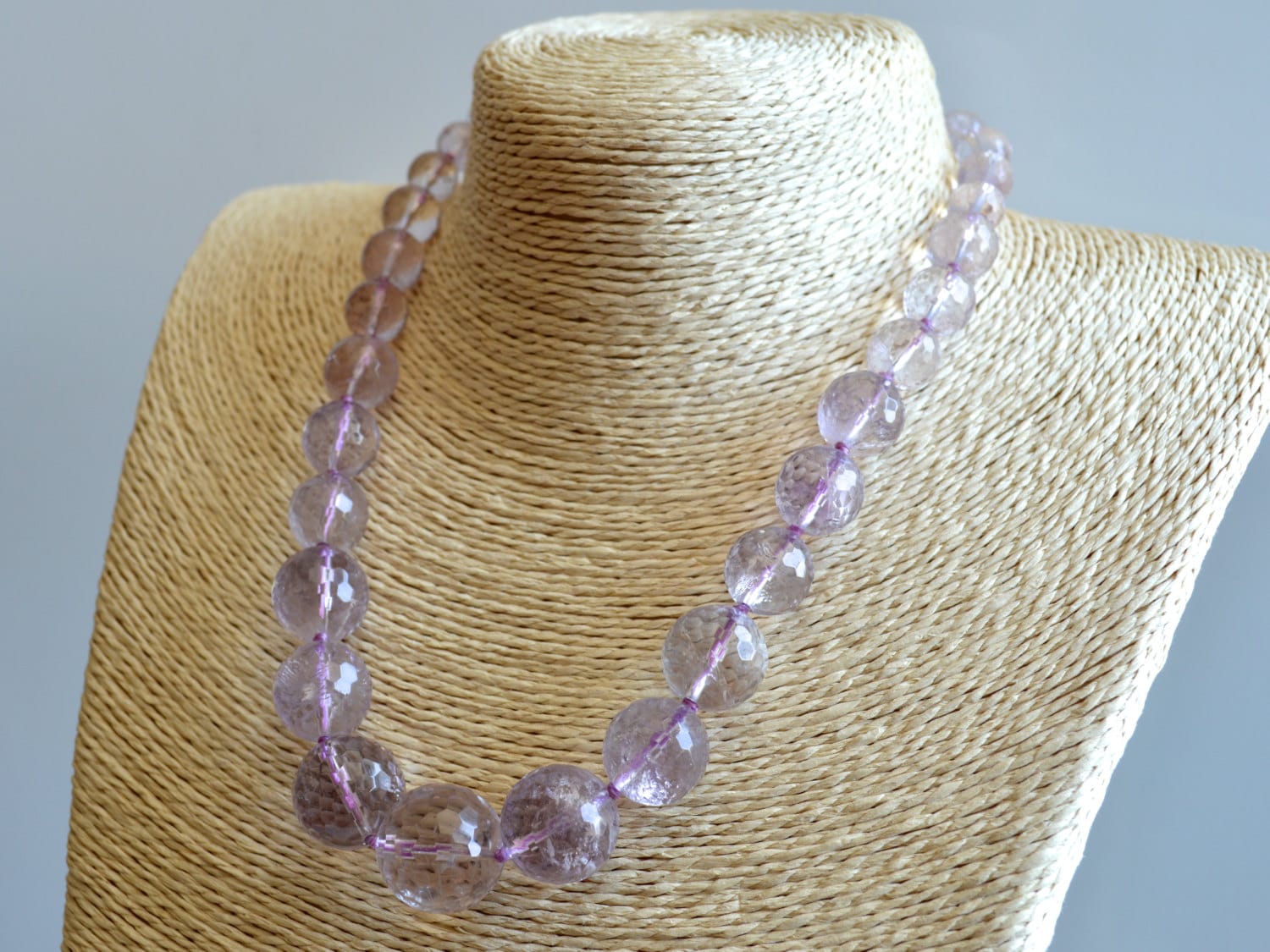 Natürliche Farbe Amethyst Halskette Facettierte Runde Graguated Form Größe Ca. 8-20mm 18" Natürliche Farbe Amethyst Halskette Facettierte Runde Graguated Form Größe Ca. 8-20mm 18" von LifeGem
