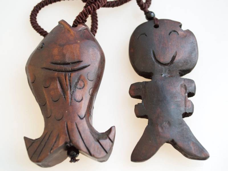 Pfirsich Holz Geschnitzte Fisch Halskette Anhänger Größe 3.25x4.75x1, 3 cm Mit Verstellbaren Schnur #n06 von LifeGem