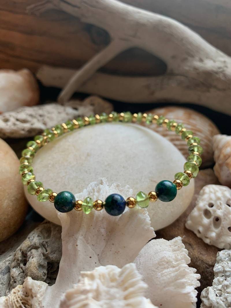 Verstellbares Memory Wire Kristallarmband. Peridot Und Azurit von LifeInZen