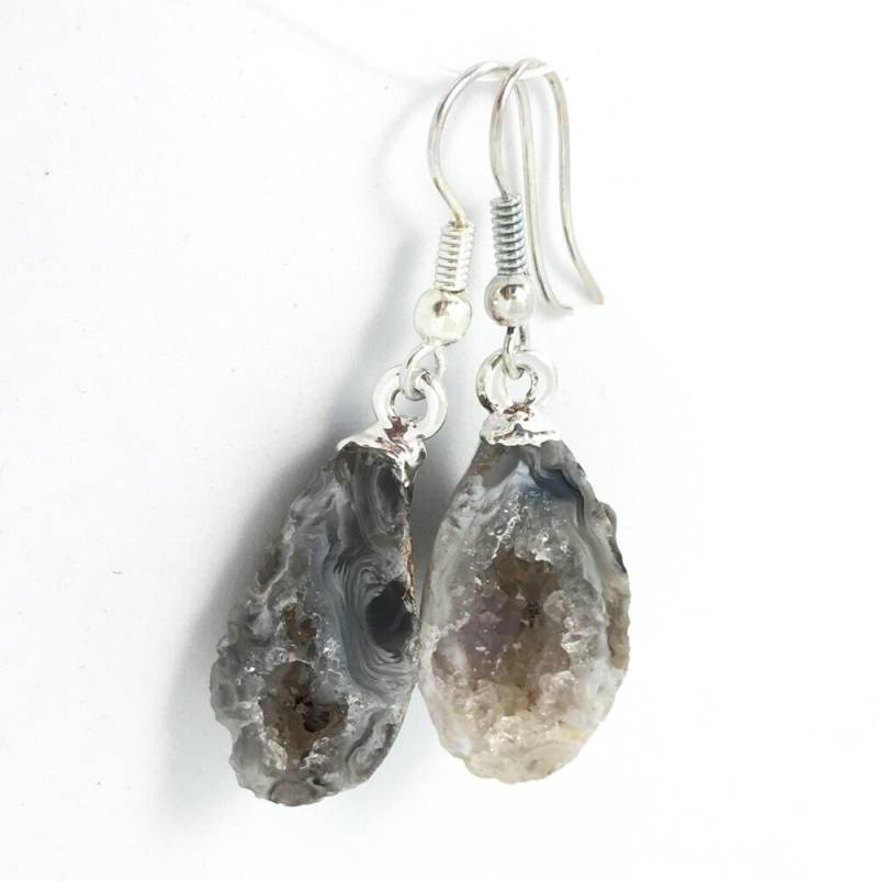 Super Glitzernde Grau Achat Geode Druzy Ohrringe Mit Silber Ohrhaken von LifeIsAGiftShop