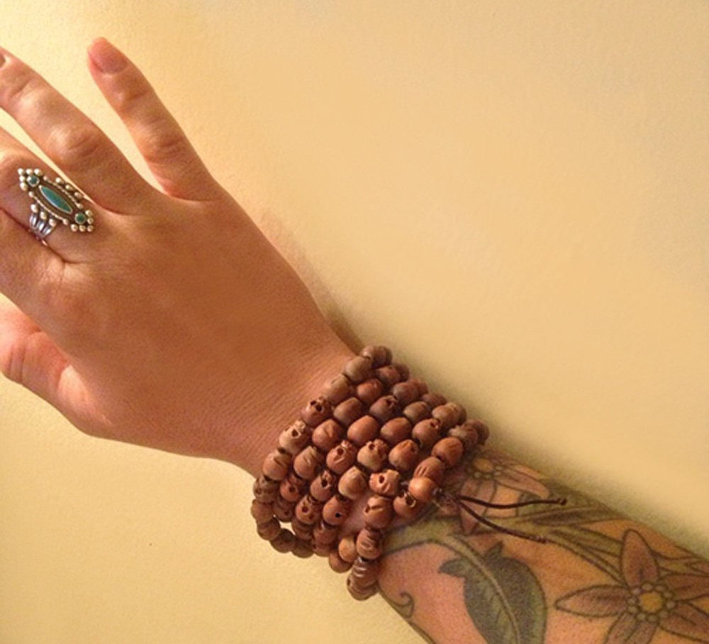 Totenkopf Mala Gebetskette Handgeschnitzte Holzperlen von LifeIsAGiftShop