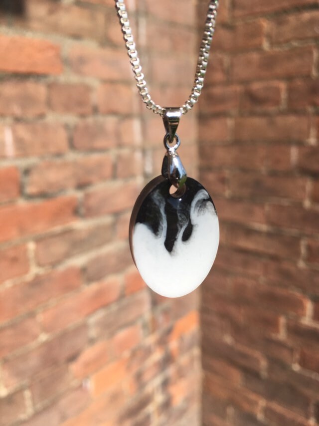 Kleine Ovale Halskette, Schwarz Und Weiß, Rauch, Geschenkidee, Harzkunst, Harzschmuck Kleine Ovale Halskette, Schwarz Und Weiß, Rauch, Geschenkidee, Harzkunst, Harzschmuck von LifeLittleSimple