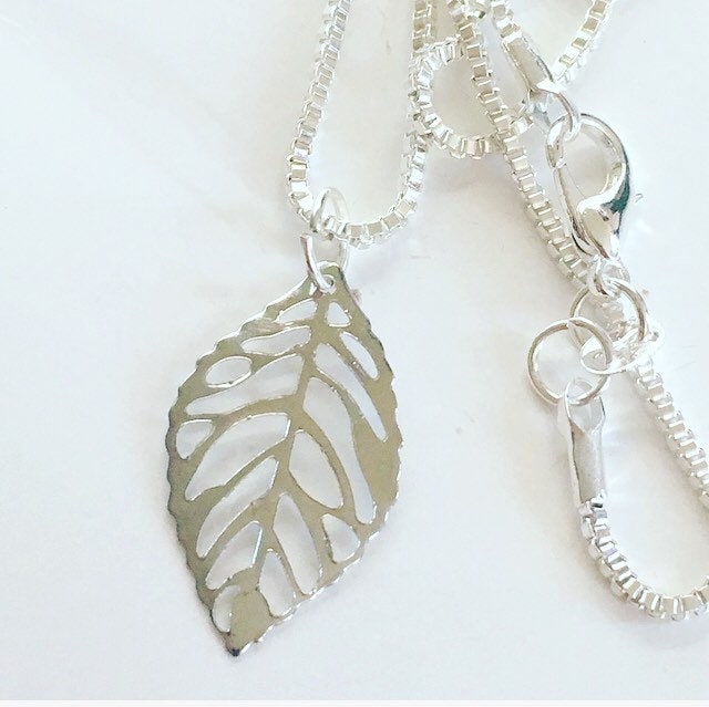 Silber Blatt, Blatt Halskette, Natur Schmuck, Tolle Geschenkidee, Sterling Silber, Box Kette, Zarter Anhänger, Simple Style Silber Blatt, Blatt Halskette, Natur Schmuck, Tolle Geschenkidee, Sterling Silber, Box Kette, Zarter Anhänger, Simple Style von LifeLittleSimple