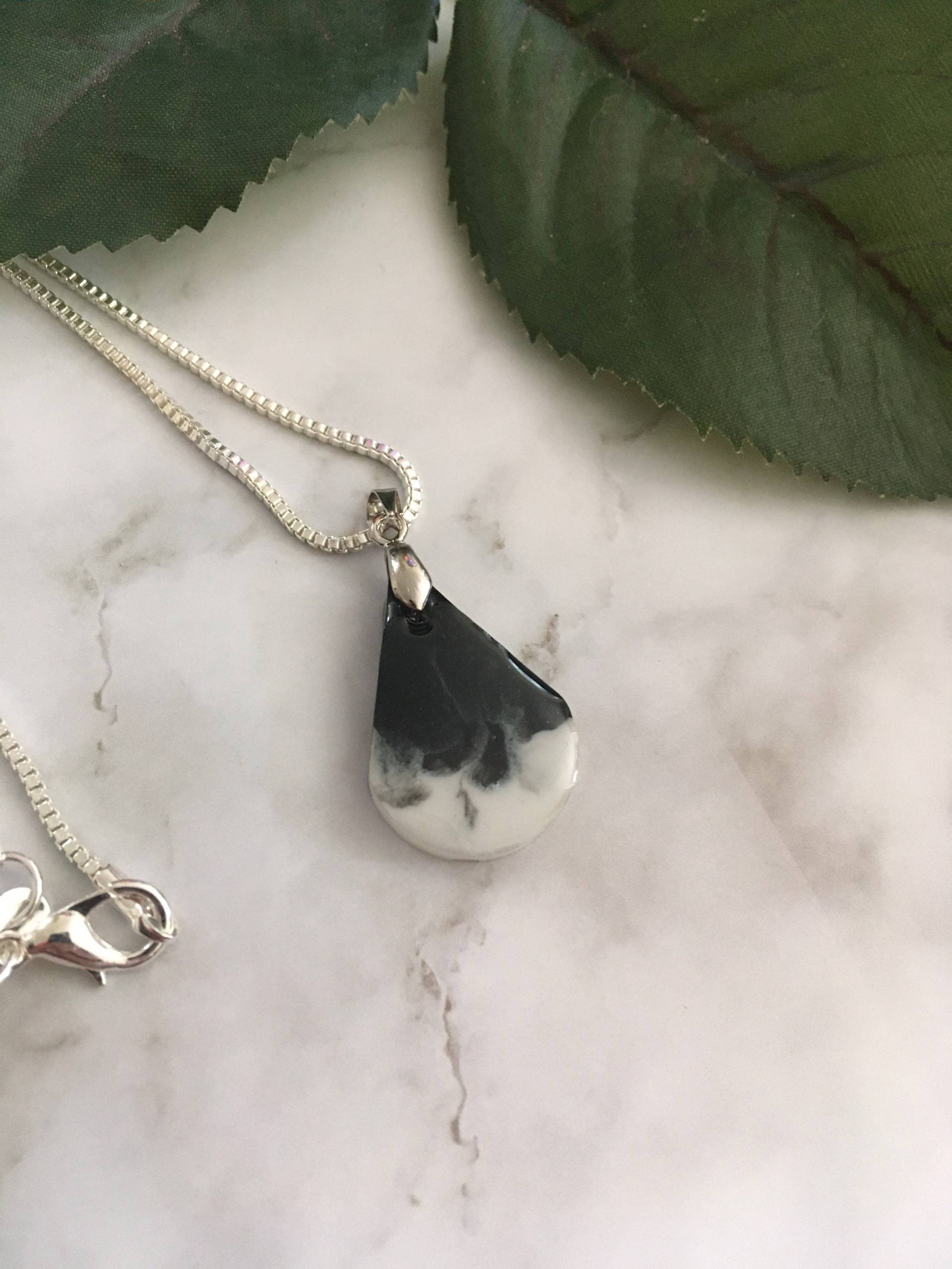 Tropfenförmige Halskette, Schwarz Weiß, Raucheffekt, Schmuck, Tolles Geschenk, Resin, Harzschmuck, Unikat Tropfenförmige Halskette, Schwarz Weiß, Raucheffekt, Schmuck, Tolles Geschenk, Resin, Harzschmuck, Unikat von LifeLittleSimple