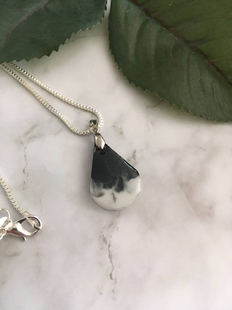 Tropfenförmige Halskette, Schwarz Weiß, Raucheffekt, Schmuck, Tolles Geschenk, Resin, Harzschmuck, Unikat Tropfenförmige Halskette, Schwarz Weiß, Raucheffekt, Schmuck, Tolles Geschenk, Resin, Harzschmuck, Unikat von LifeLittleSimple