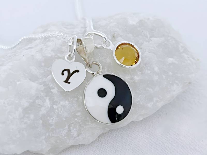 Kleine Yin Yang Kette. Massiver Sterling Silber Anhänger. Yoga Halskette, Wählen Sie Kette Initiale Und Birthstone. R-5324 von LifeOfSilver