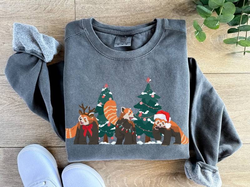 Roter Panda Weihnachten Komfort Farben Sweatshirt, Niedliche Geschenke Für Panda-Liebhaber, Weihnachtsgeschenk Sie Trendiges Weihnachtsbaum von LifeScienceForLife
