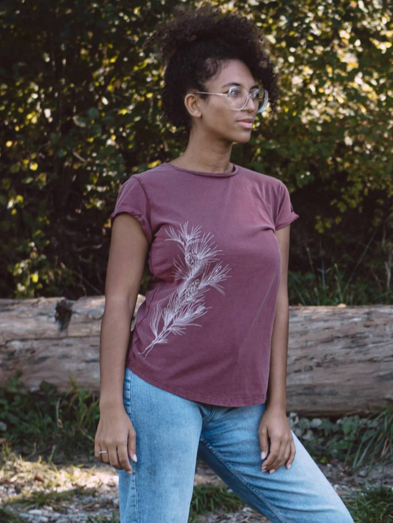 Eco-Friendly Organic Cotton T-Shirt, Pine Branch Design | Rolled Up Sleeve von LifeTreeDE