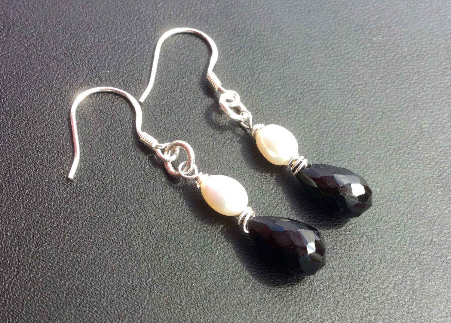 Schwarze Spinell Und Perle Ohrringe von LifeWithMoreSparkle