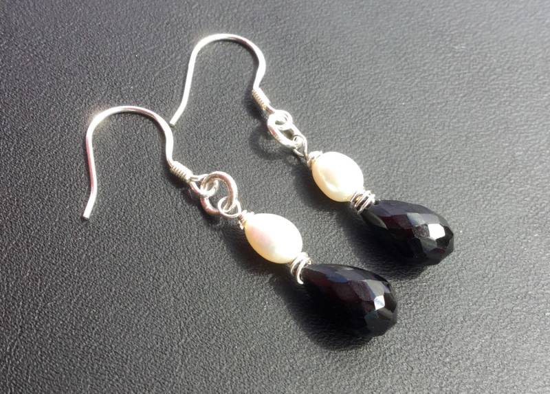 Schwarze Spinell Und Perle Ohrringe von LifeWithMoreSparkle