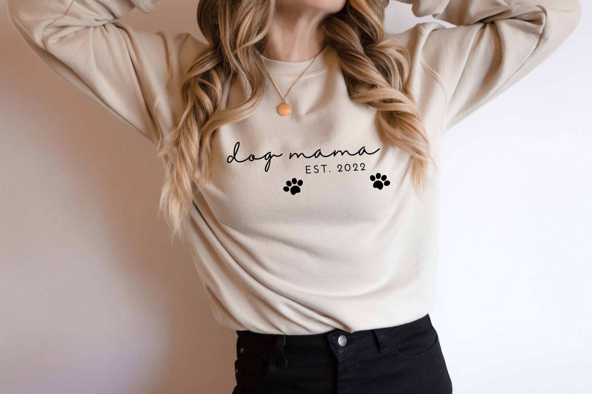 Hunde Mama Est. 2022 Crewneck Sweatshirt, T-Shirt, Geschenk Für Hundeliebhaber, Pullover Unisex von Lifechangedesigns