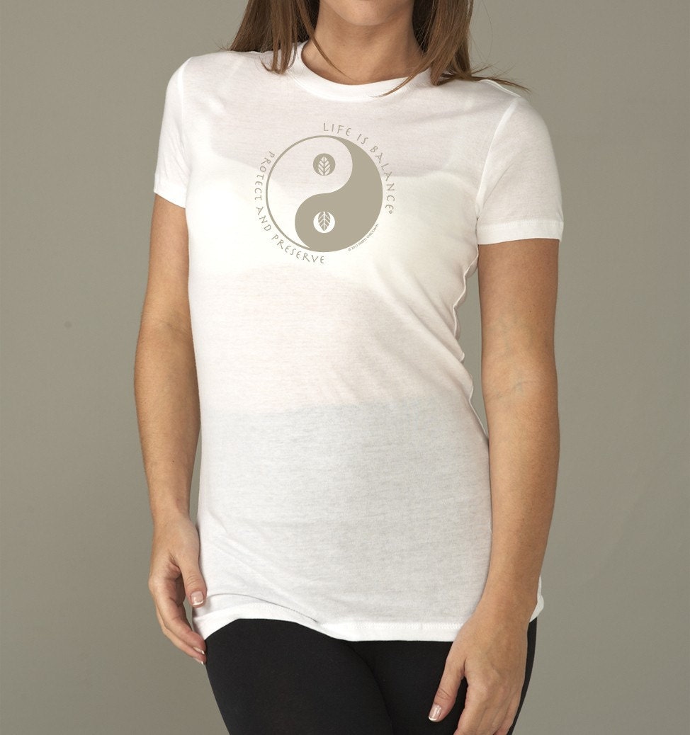 Earth Day Yin Yang T-Shirt Inspirierendes Grafik-T-Shirt von LifeisBalance