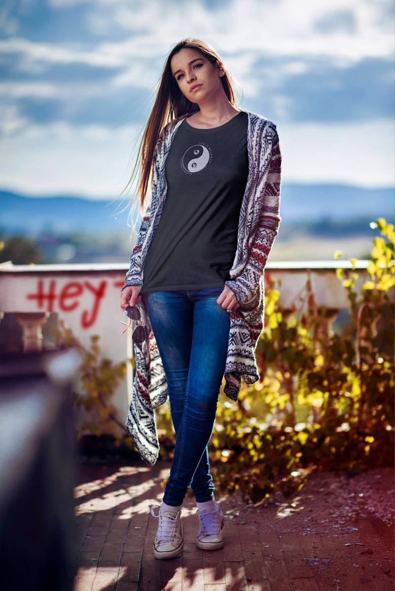 Yin Yang Eislaufen T-Shirt Frauen Entspannt Passen T-Shirt von LifeisBalance