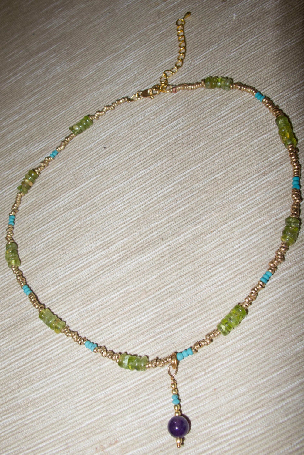 Handgemachte Peridot Perlenkette Türkis, Vergoldetes Messing, Amethyst Anhänger von LifeisBalance