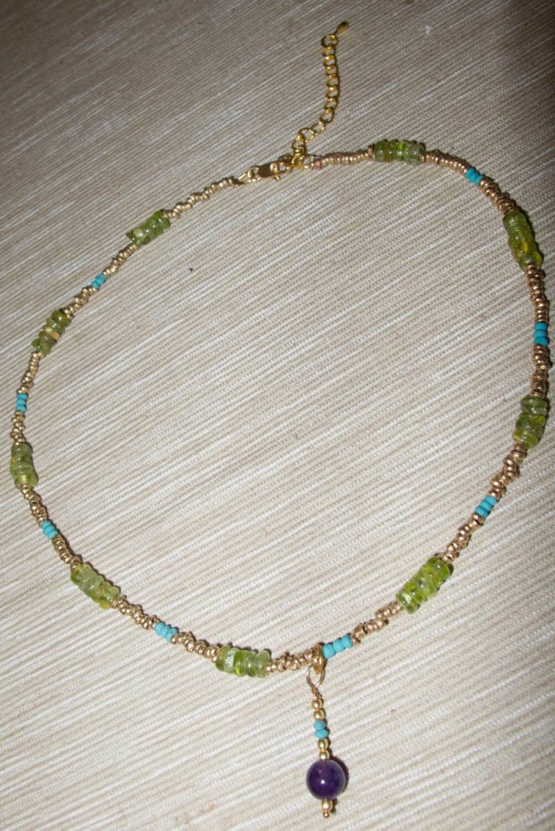 Handgemachte Peridot Perlenkette Türkis, Vergoldetes Messing, Amethyst Anhänger von LifeisBalance