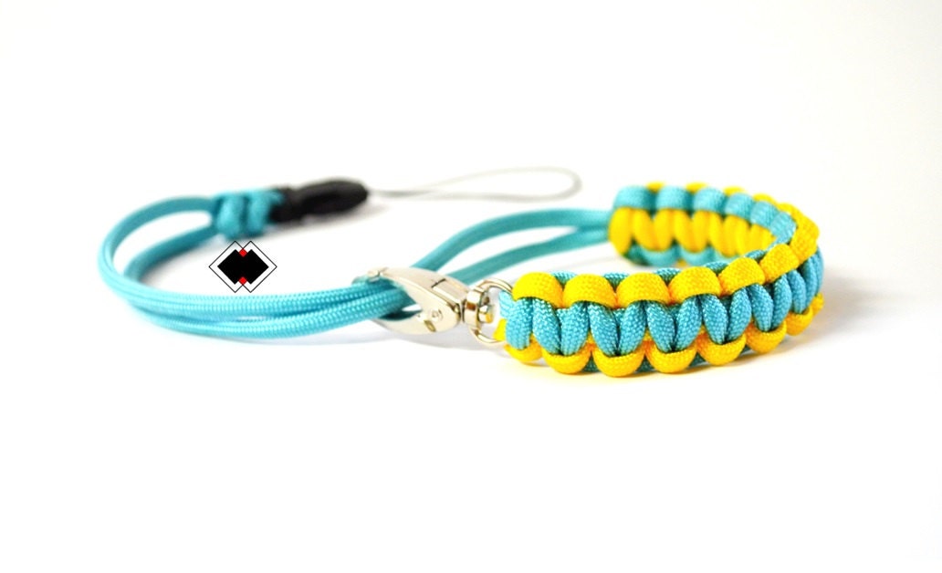 Paracord Kamera-Handschlaufe - Carolina Blau Und Gelb Verstellbar Mit Drehverschluss Schnellverschluss Spezialanfertigung Made in Usa Paracord Kamera-Handschlaufe - Carolina Blau Und Gelb Verstellbar Mit Drehverschluss Schnellverschluss Spezialanfertigung Made in Usa von LifelineOutdoorGear