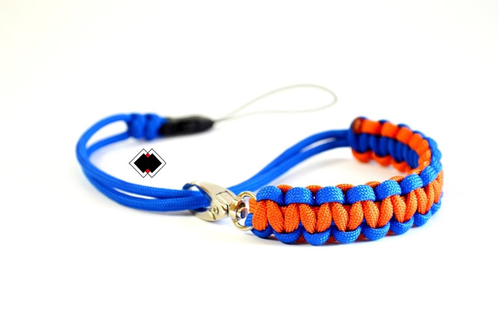 Paracord Kamera-Handschlaufe - Orange Und Blau Verstellbar Mit Drehverschluss Schnellverschluss Maßanfertigung Made in Usa Paracord Kamera-Handschlaufe - Orange Und Blau Verstellbar Mit Drehverschluss Schnellverschluss Maßanfertigung Made in Usa von LifelineOutdoorGear
