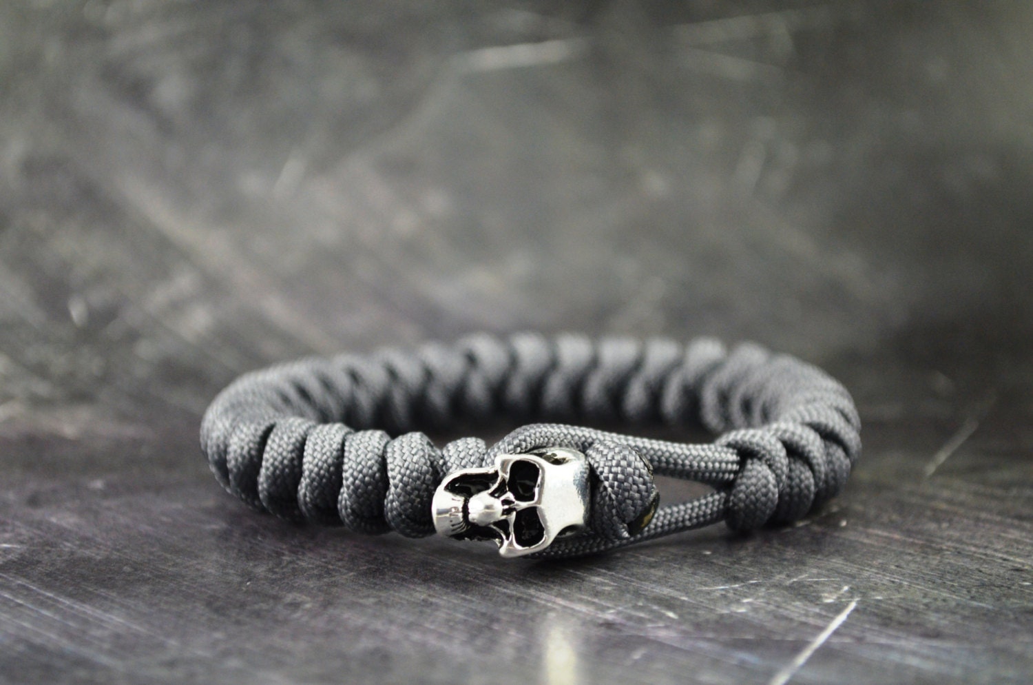 Totenkopf Paracord Armband - Grau Totenkopf Paracord Armband - Grau von LifelineOutdoorGear