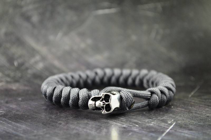 Totenkopf Paracord Armband - Grau Totenkopf Paracord Armband - Grau von LifelineOutdoorGear