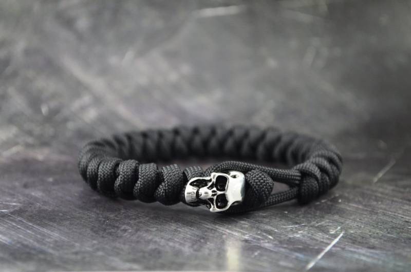 Skull Paracord Armband - Schwarz Skull Paracord Armband - Schwarz von LifelineOutdoorGear