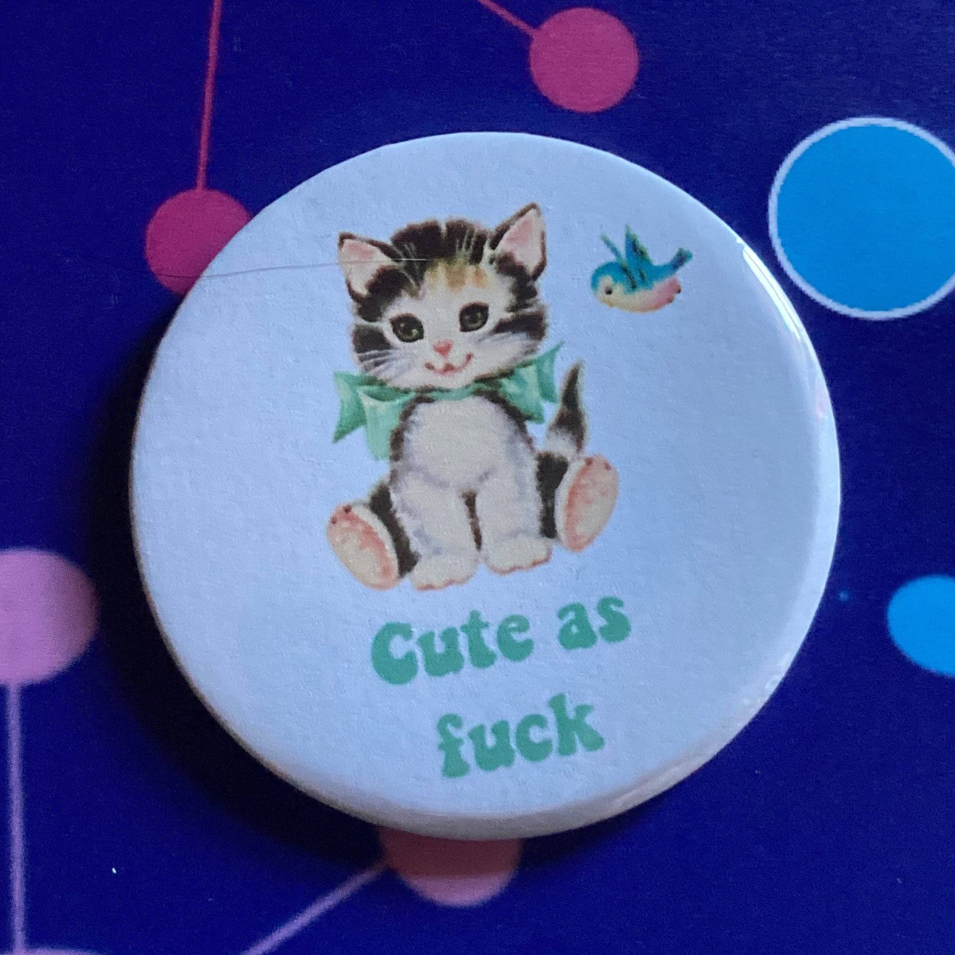 Auffälliger Vintage Mash-Up Pin Anstecker - Cute As Fk von LifesBigCanvas