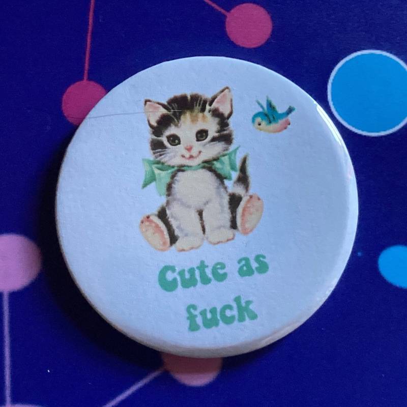 Auffälliger Vintage Mash-Up Pin Anstecker - Cute As Fk von LifesBigCanvas