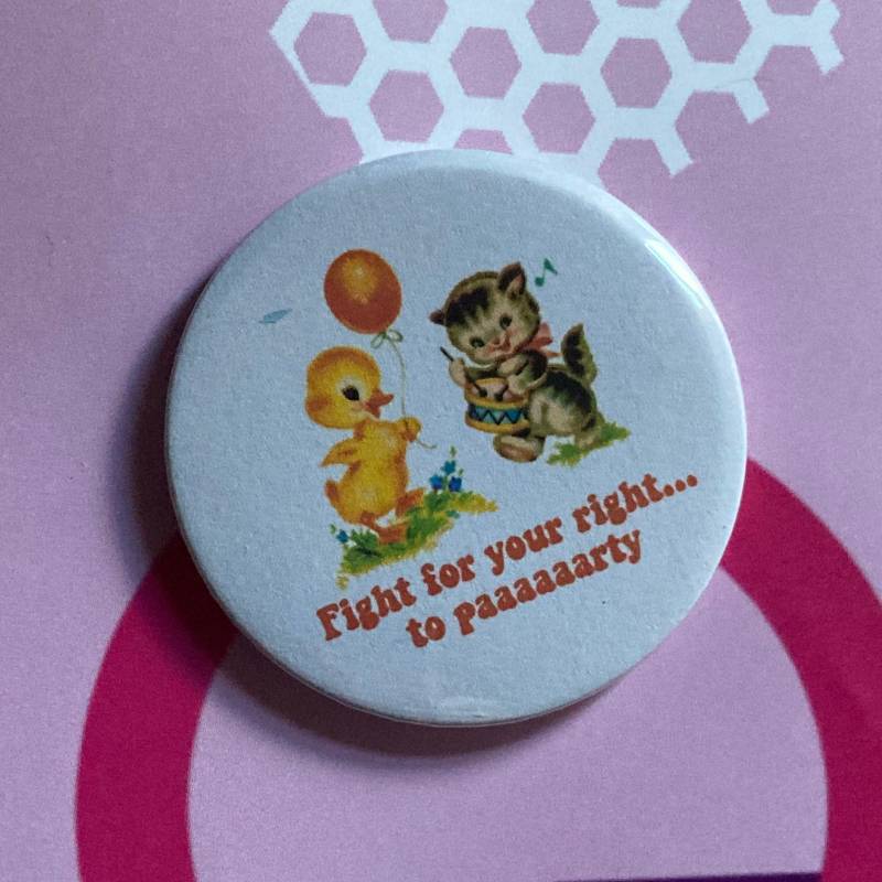 Beastie Boys Themed Vintage Mash-Up Pin Abzeichen - Fight For Your Right To Party von LifesBigCanvas