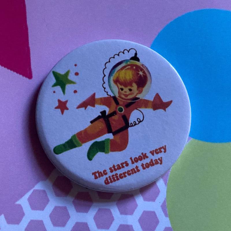 David Bowie Themed Vintage Mash-Up Pin Abzeichen - Space Oddity | Die Sterne Sehen Heute Ganz Anders Aus von LifesBigCanvas