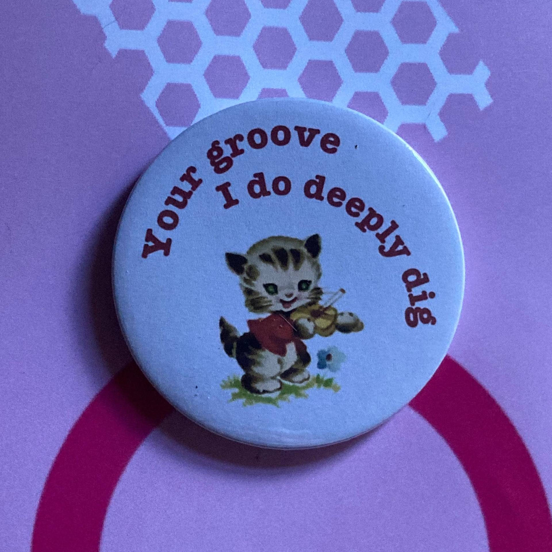 Deee-Lite Vintage Mash-Up Pin-Abzeichen - Your Groove I Do Tief Dig von LifesBigCanvas