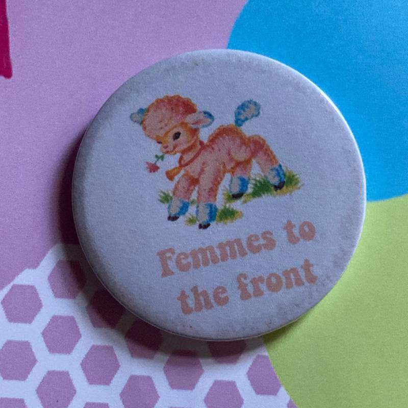 Feminismus Vintage Mash-Up Pin Anstecker - Femmes To The Front von LifesBigCanvas