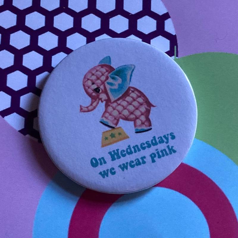 Mean Girls Themed Vintage Mash-Up Pin Abzeichen - On Mitwochs Tragen Wir Pink von LifesBigCanvas