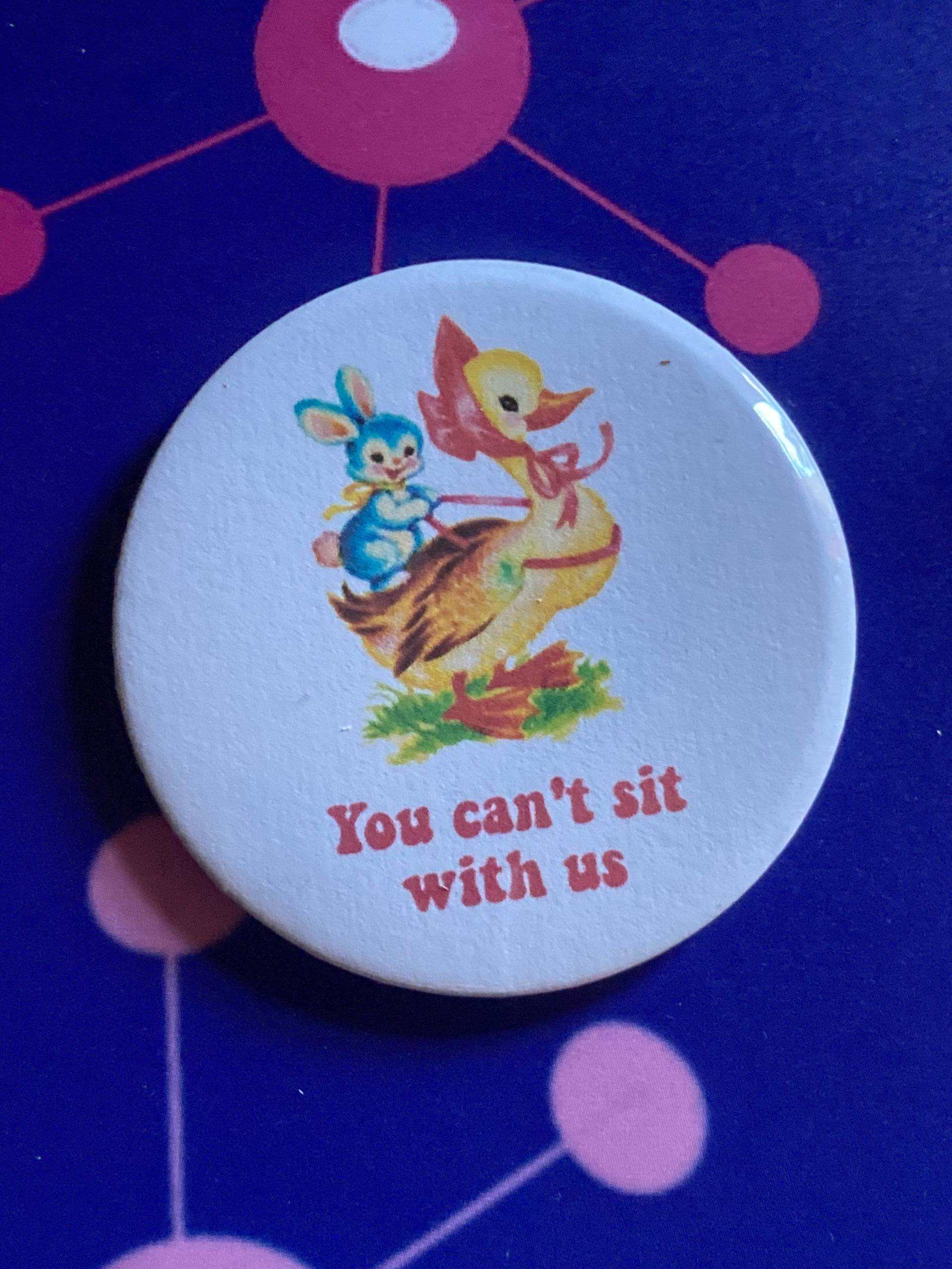 Mean Girls Themed Vintage Mash-Up Pin Abzeichen - You Can't Sit With Us von LifesBigCanvas