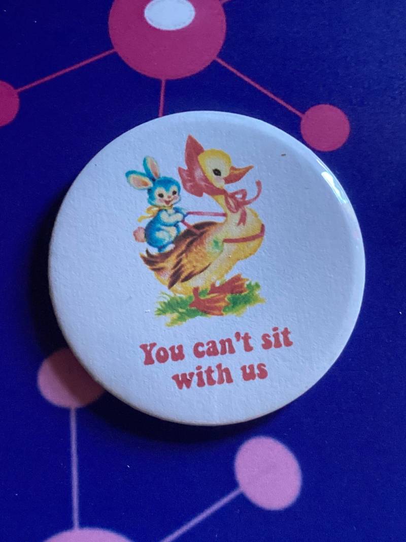 Mean Girls Themed Vintage Mash-Up Pin Abzeichen - You Can't Sit With Us von LifesBigCanvas