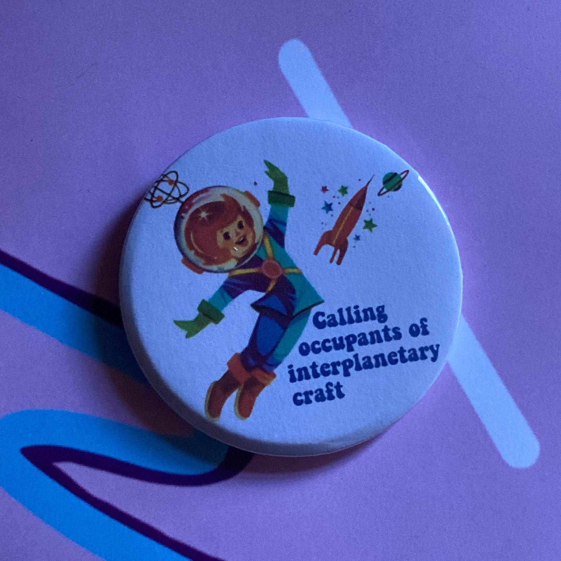 The Carpenters Themen Vintage Mash-Up Pin Abzeichen - Calling Occupants Of Interplanetary Craft von LifesBigCanvas