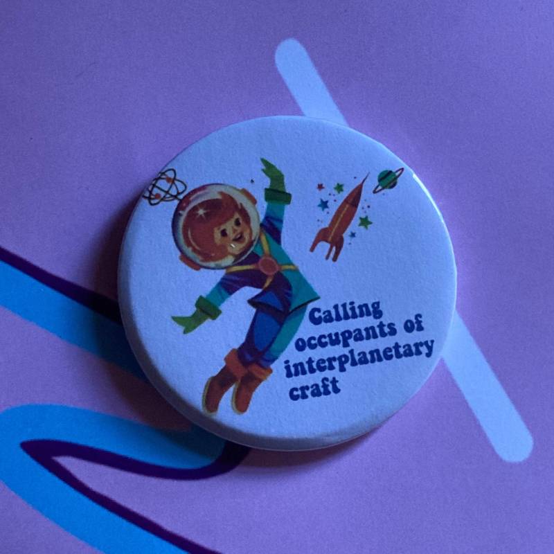 The Carpenters Themen Vintage Mash-Up Pin Abzeichen - Calling Occupants Of Interplanetary Craft von LifesBigCanvas