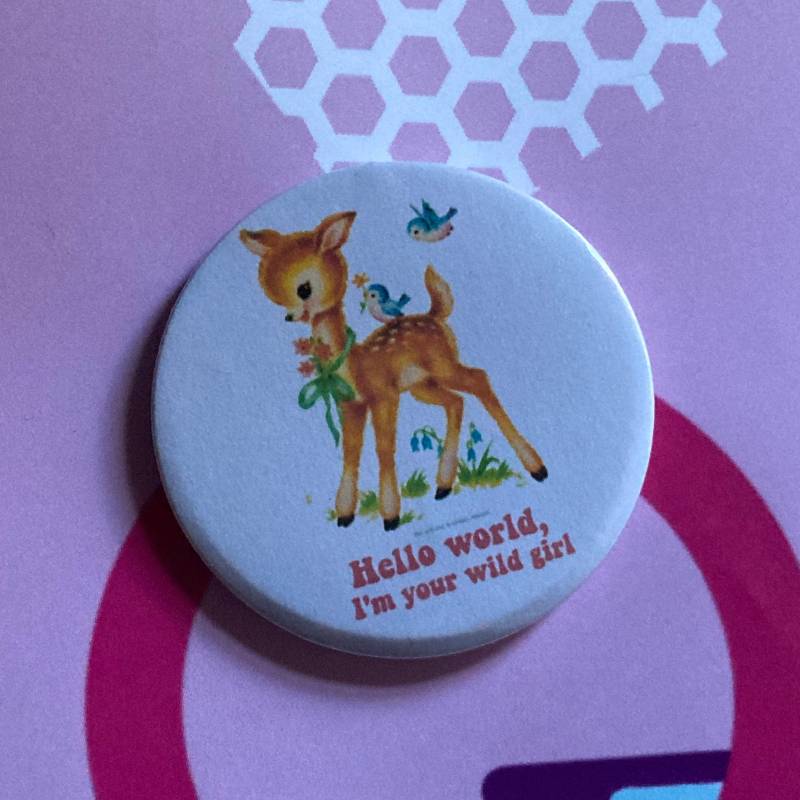 The Runaways - Vintage Mash-Up-Anstecker Hello World, I'm Your Wild Girl von LifesBigCanvas