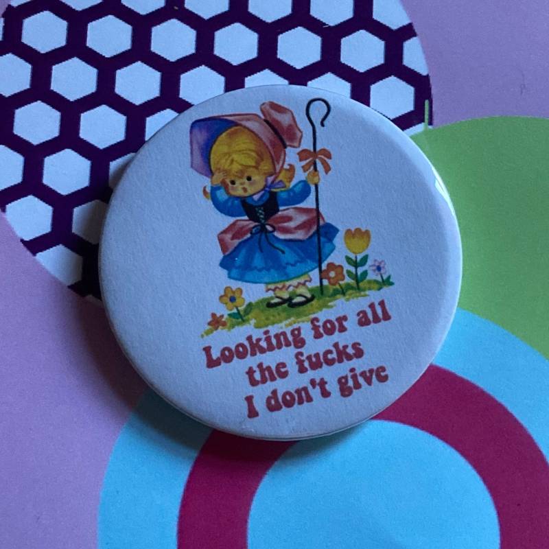 Vintage Mash-Up Pin Anstecker - Looking For All The Fks I Don't Give von LifesBigCanvas