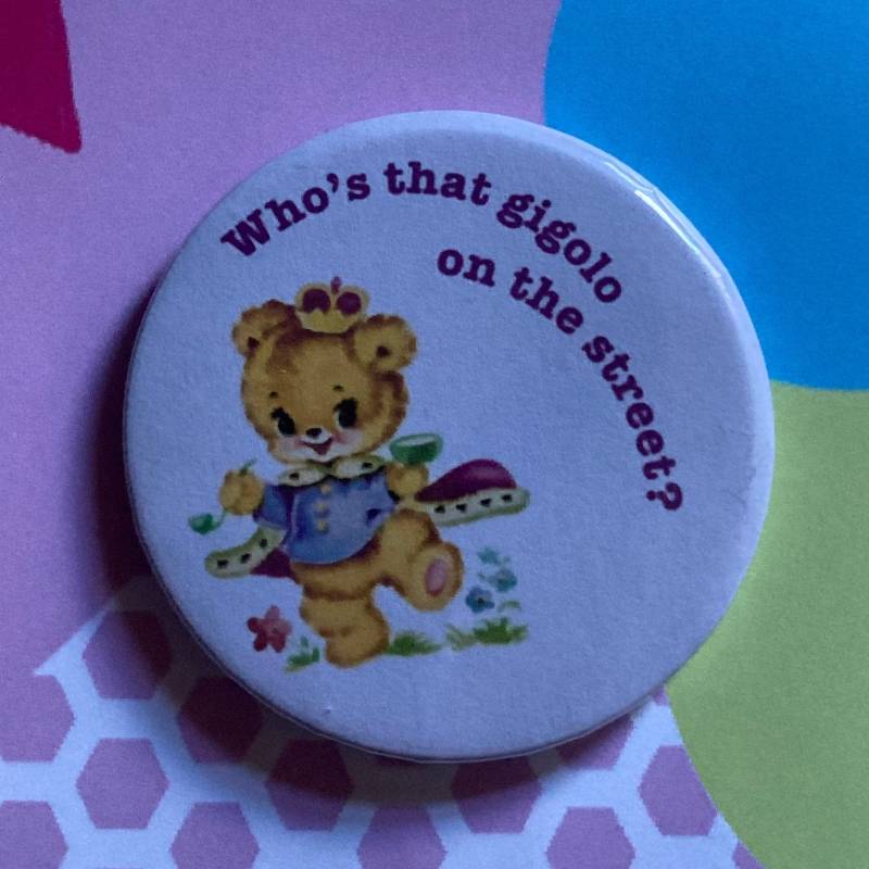 Vintage Mash-Up-Pin Von Neneh Cherry - Wer Ist Dieser Gigolo Auf Der Straße? von LifesBigCanvas